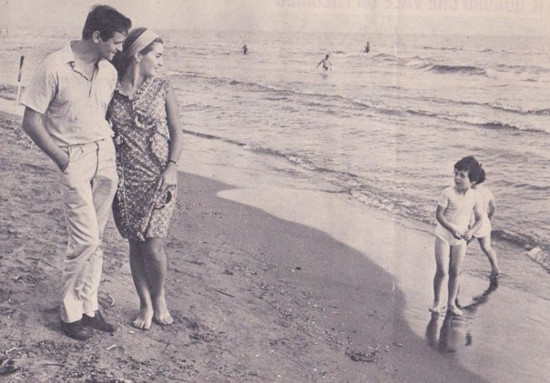 Papà e mamma fidanzati, probabilmente sulla spiaggia di Viareggio